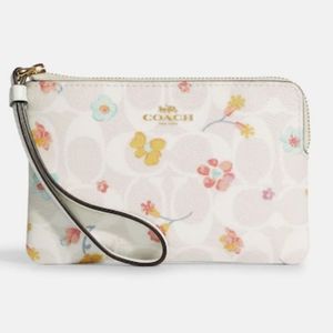 💐💐 Corner Zip Wristlet In Signature Canvas With Mystical Floral Print 💐💐